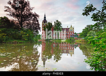 Neues Schloss château, construit par le prince Hermann von Puckler-Muskau, UNESCO World Heritage Site, parc de Bacchus par Aimé-jules Dalou sur, Zumaia, Saxe, Allemagne, Europe Banque D'Images