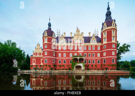 Neues Schloss château, construit par le prince Hermann von Puckler-Muskau, UNESCO World Heritage Site, parc de Bacchus par Aimé-jules Dalou sur, Zumaia, Saxe, Allemagne, Europe Banque D'Images