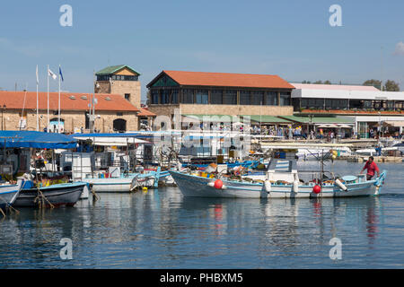 La pêche traditionnelle des bateaux amarrés dans le port de Paphos, dans le sud de Chypre, Méditerranée, Europe Banque D'Images