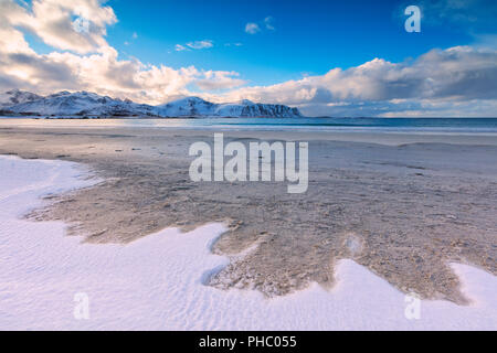 Neige sur une plage de sable, Ramberg, Flakstad municipalité, îles Lofoten, Nordland, Norvège, Europe Banque D'Images
