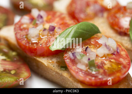 Avec pain de campagne tomates zebra noir et d'huile d'olive Banque D'Images