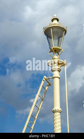 Vieille lampe sur le mur du port formant l'entrée de Lydney Harbour sur la rivière Severn Gloucestershire Banque D'Images