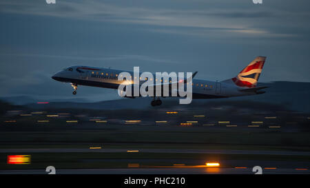 Un service de navette régionale British Airways vu au départ de l'Aéroport International de Glasgow, Renfrewshire, en Écosse - 8 septembre 2017 Banque D'Images