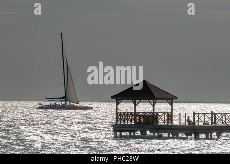 Bayahibe, la République dominicaine, le 27 août 2018. Le ciel et la mer des Caraïbes s'gray en raison de l'extrême de rétroéclairage. Photo par Enrique Shore Banque D'Images