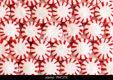 Rouge et blanc colorés ou aromatisés à la menthe menthe bonbons starlight dans un appartement plein de vie encore laïcs frame background Banque D'Images