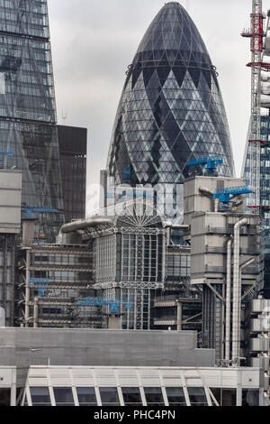 Gherkin Building, City of London, paysage urbain de monument au grand incendie de Londres, Londres, Angleterre, Royaume-Uni Banque D'Images