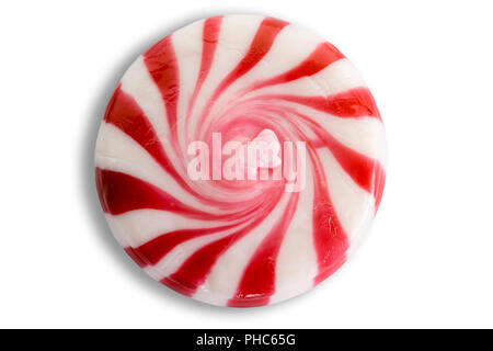 Seul round starlight Peppermint Candy avec spirale rouge et blanc dans un gros plan macro-vision de frais généraux, un traitement populaire pour les enfants et celebra Banque D'Images