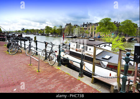 Péniche et vélos à Amsterdam Banque D'Images