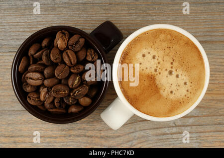 Deux tasses de café et les fèves Banque D'Images