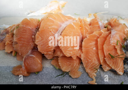 Tranches de filet de saumon salé sur papier