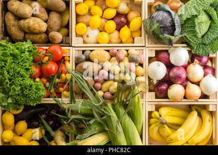 Vue de dessus 9 boîtes en bois rectangulaire rempli d'un assortiment de légumes y compris les pommes de terre et citrons Banque D'Images