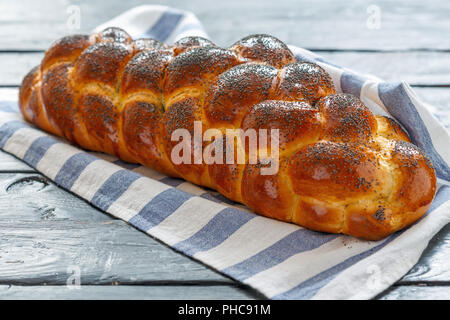 Du pain challah de graines de pavot. Banque D'Images