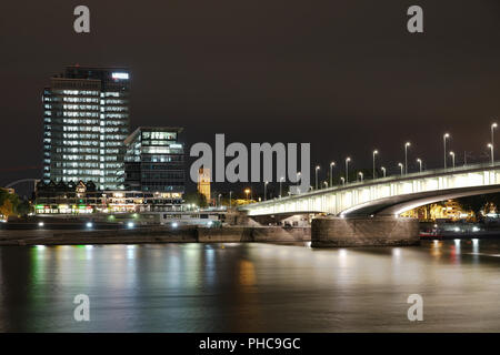 Deutzer bridge dans le centre-ville de Cologne Banque D'Images