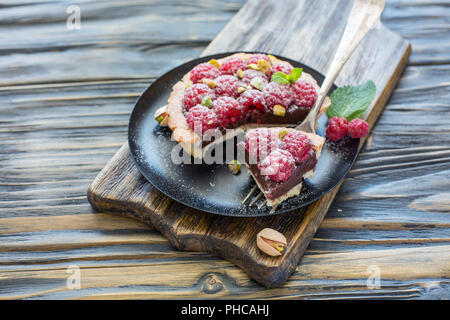 Chunk tartelettes aux framboises sur une fourchette d'argent. Banque D'Images