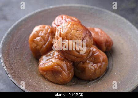 Umeboshi japonais traditionnel comme close-up dans un bol Banque D'Images