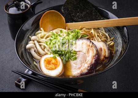 Yakibuta Ramen traditionnel avec du porc comme close-up dans un bol Banque D'Images