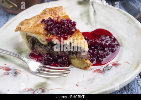 Vanison Cranbarry Pie avec délectation comme close-up sur une plaque Banque D'Images