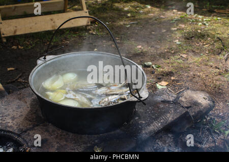 Randonnée pédestre. de soupe de poisson dans une bouilloire sur le feu.'still life. Banque D'Images