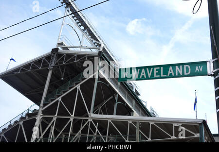 CHICAGO,IL/USA - 8-09-2017 : Wrigley Field de Chicago, stade des Chicago Cubs, montrant l'Avenue Waveland street sign Banque D'Images