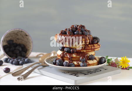 Crêpes aux bleuets et chocolat sauche Banque D'Images