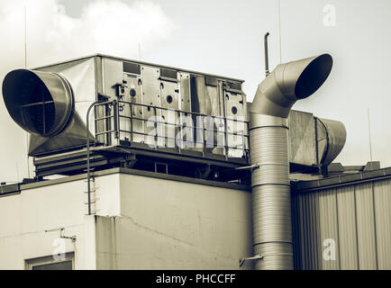 Très grand air-conditionné sur le toit d'un hall Banque D'Images