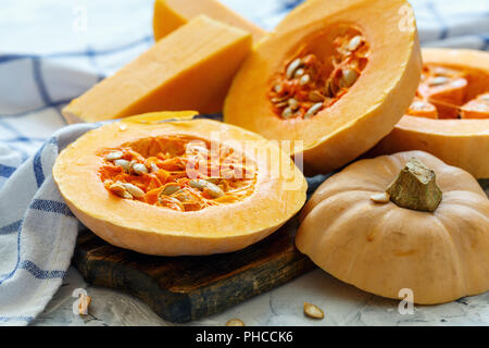 Tranches de citrouille sur une vieille planche de bois. Banque D'Images