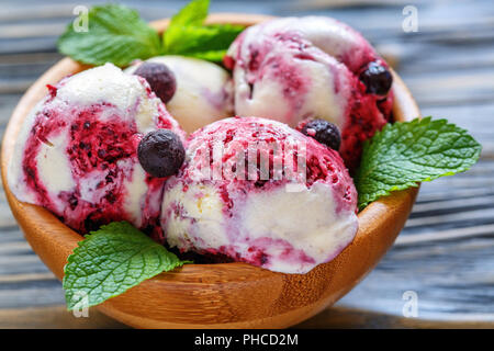 Boules de crème glacée à la vanille avec de cassis. Banque D'Images