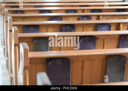 Bancs dans une vieille église Banque D'Images