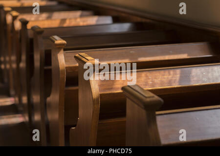 Bancs dans une vieille église Banque D'Images