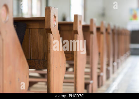 Bancs dans une vieille église Banque D'Images