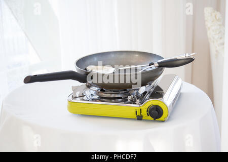 Cuisinière à gaz portable sur la table Banque D'Images