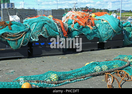 Les filets de pêche dans un port en France Banque D'Images