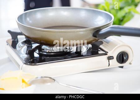 Cuisinière à gaz portable sur la table Banque D'Images