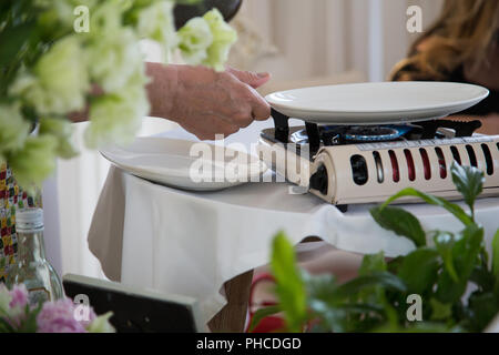 Cuisinière à gaz portable sur la table Banque D'Images