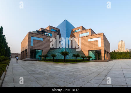 SHANGHAI, CHINE Juillet 2018 : Cimetière de Longhua Morning Sunrise Park en Chine Banque D'Images