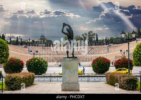 Lancer de Disque statue devant le Kallimarmaro (panathénaïque) Stade Olympique 1896 à Athènes, Grèce Banque D'Images