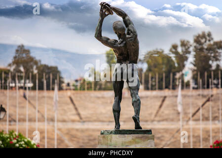 Lancer de Disque statue devant le Kallimarmaro (panathénaïque) Stade Olympique 1896 à Athènes, Grèce Banque D'Images