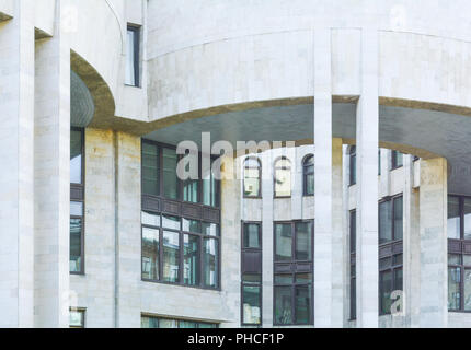 Ville urbain générique d'extérieur de bâtiment blanc de style moderne avec rebord semi-circulaire avec des colonnes. Vieille ville grande maison avec mur blanc et piliers Banque D'Images