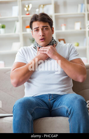 Jeune homme souffrant de maux de gorge Banque D'Images