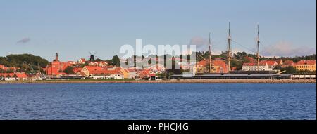 Ebeltoft Ville et mâts de Fregatten Jylland. Banque D'Images