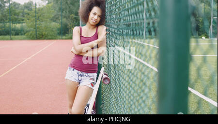 Charmante femme sur terrain de sport Banque D'Images