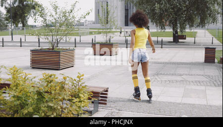 Femme anonyme de roller in park Banque D'Images