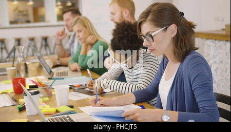 Les jeunes concentrés wokers in office Banque D'Images