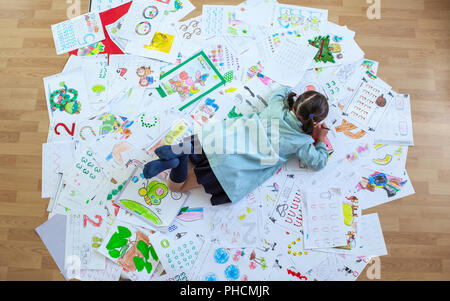 Étudiant de plus de cinq ans son ensemble de l'année à domicile. Surcharge de devoirs pour les enfants concept Banque D'Images