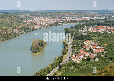 Une antenne vue d'été de Krems, Stein et de Mautern et le Dabube bleu sur une journée d'été dans la Wachau, Basse Autriche, une destination touristique populaire Banque D'Images