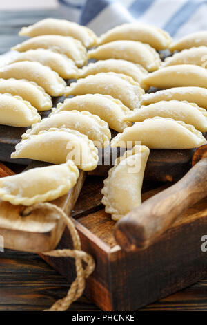 Prêt pour la cuisson des quenelles avec le fromage cottage. Banque D'Images