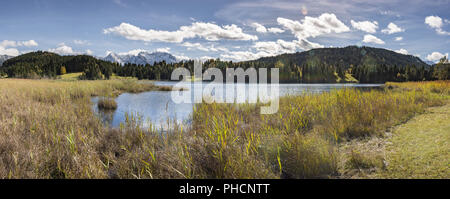 Vue grand angle jusqu'au lac en Bavière avec montagnes des Alpes Banque D'Images