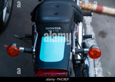 Moscou, Russie - le 17 août 2018 moto : Honda Shadow American Classic Edition garée à côté de la voiture. Vue de la planche de bord et le volant whee Banque D'Images