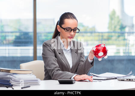 Faillite faillite businesswoman with piggy bank Banque D'Images