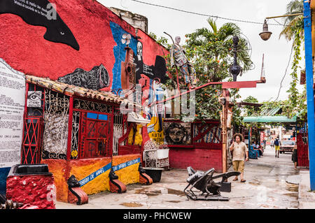 La Havane, Cuba / 20 mars 2016 : Nichée dans un coin caché de la Vieille Havane, Callejón de Hamel (Hamel's Alley) apporte à l'afro-cubain la vie colorée. Banque D'Images